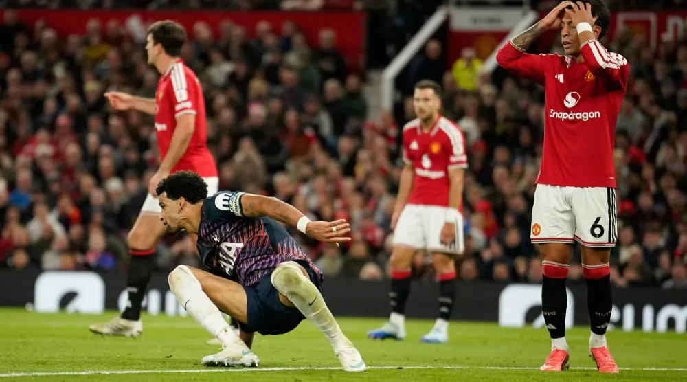 دومينيك سولانكي لاعب توتنهام يحتفل بعد تسجيل هدف فريقه الأول أمام مانشستر يونايتد (أ.ب)