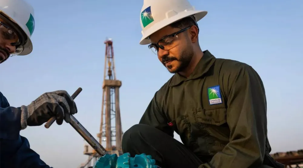 Saudi Aramco şirketine ait bir tesiste çalışan iki işçi (Aramco)