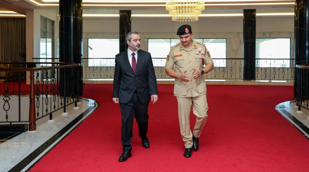 صدام حفتر نائب القائد العام لـ«الجيش الوطني» الليبي مستقبلاً وزير خارجية سوريا أسعد الشيباني في مقر القيادة ببنغازي الأحد (القيادة العامة)