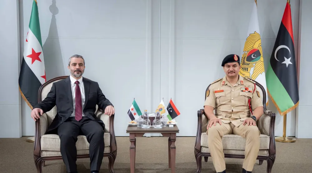 وزير الخارجية أسعد الشيباني ونائب قائد الجيش الفريق أول ركن صدام خليفة حفتر في مدينة بنغازي الليبية الأحد (الخارجية السورية)