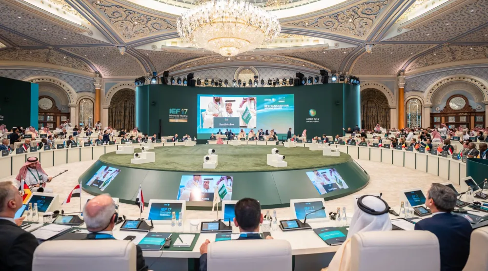 الأمير عبد العزيز بن سلمان خلال كلمته الافتتاحية في المنتدى (الشرق الأوسط)