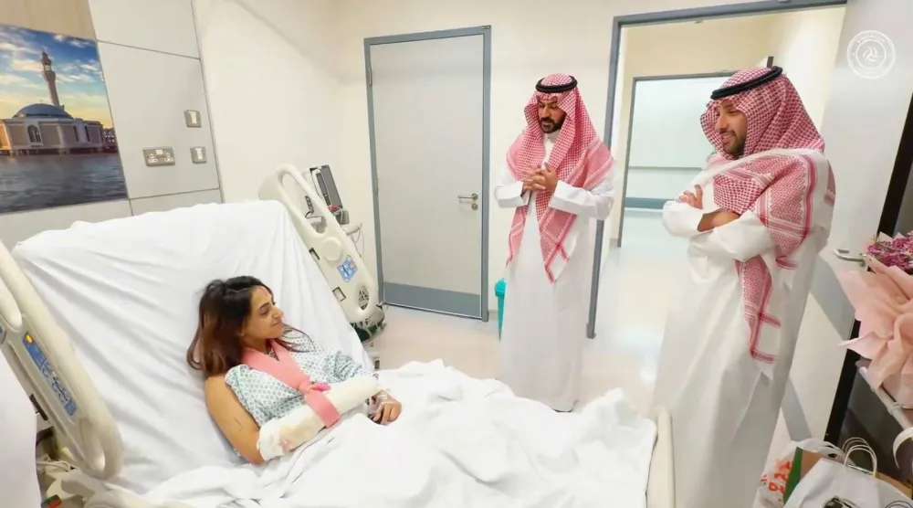 المالك رئيس نادي الشباب خلال زيارته للاعبة صباح عسيري في المستشفى (موقع نادي الشباب)