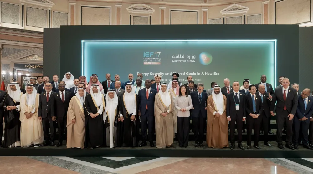 صورة جماعية للمشاركين في الاجتماع الوزاري السابع عشر لمنتدى الطاقة الدولي (إكس)