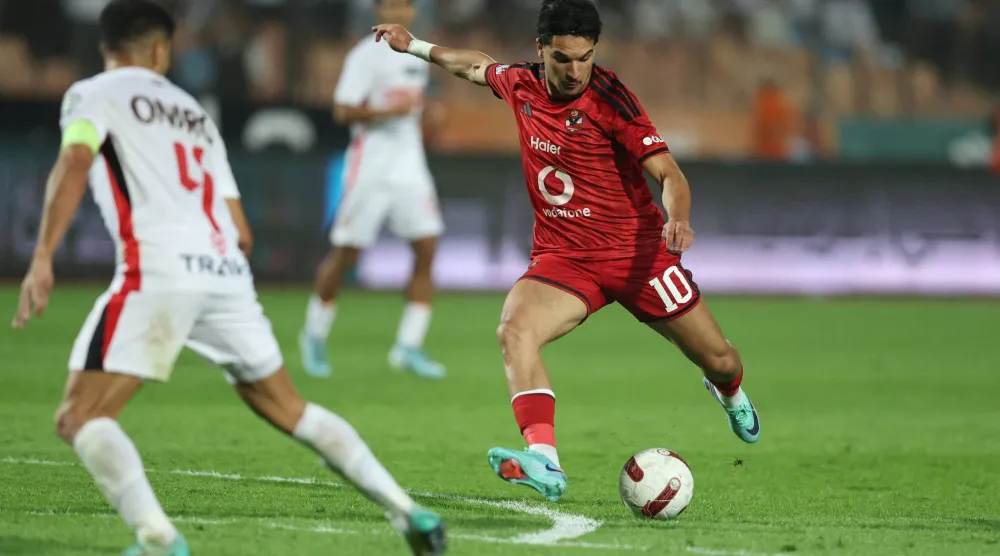 الجزائري منصف بقرار لحظة تسجيله الهدف الثاني للأهلي (رويترز)