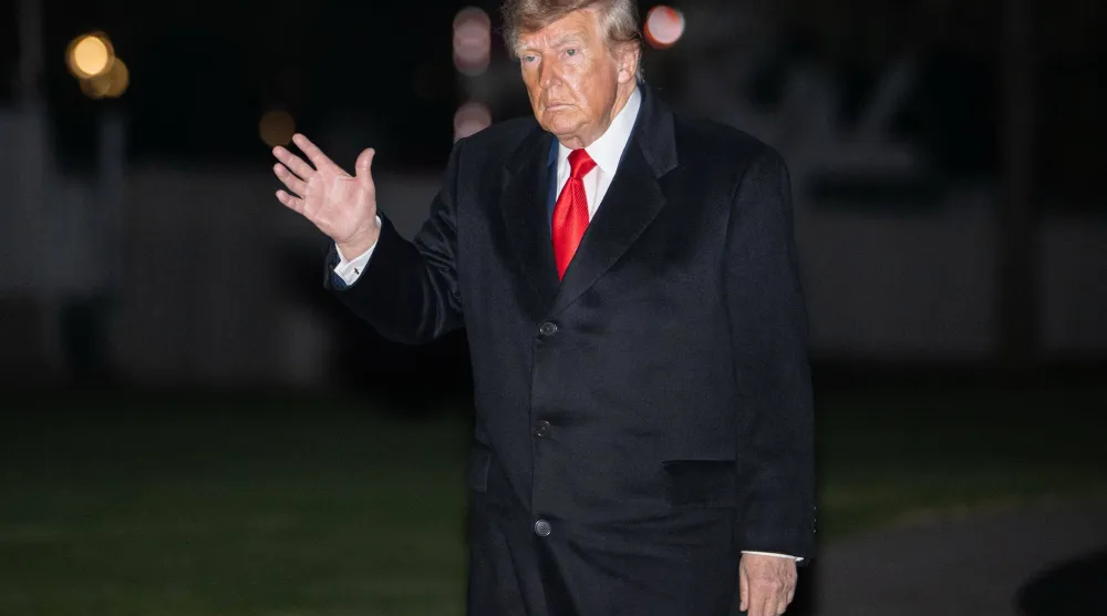 الرئيس الأميركي دونالد ترمب لدى عودته إلى البيت الأبيض الأحد من رحلة إلى ولاية تينيسي (د.ب.أ)