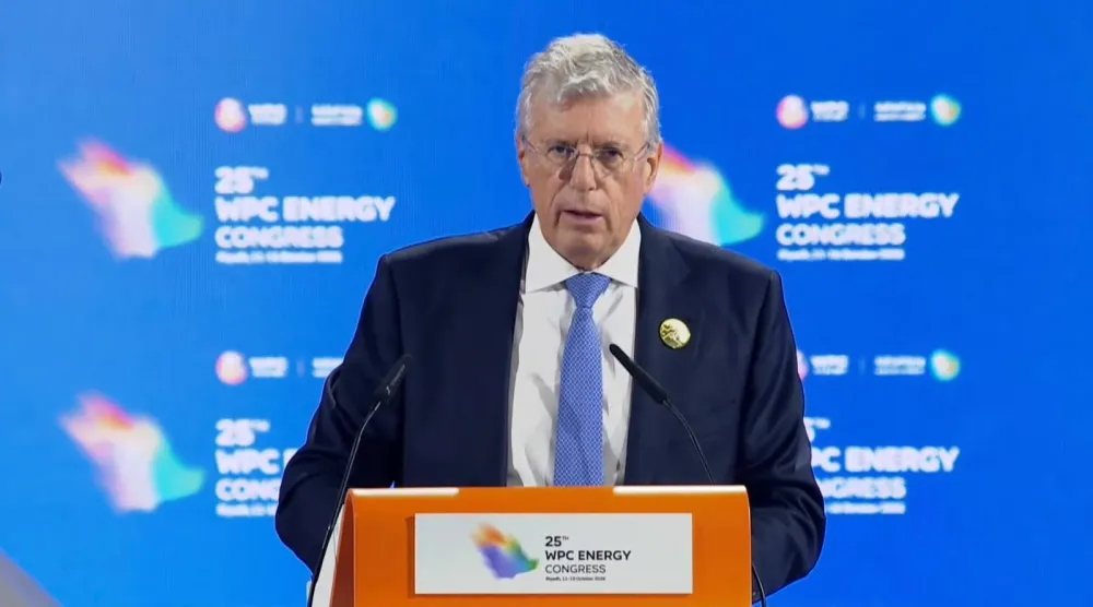 بيدرو ميراس يتحدث إلى الحضور مع انطلاق مؤتمر البترول العالمي الخامس والعشرين في الرياض (الشرق الأوسط)