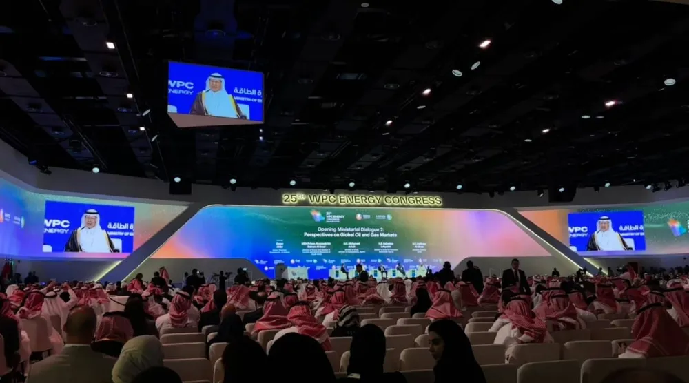 الأمير عبد العزيز بن سلمان يتحدث للحضور في الجلسة الحوارية (الشرق الأوسط)