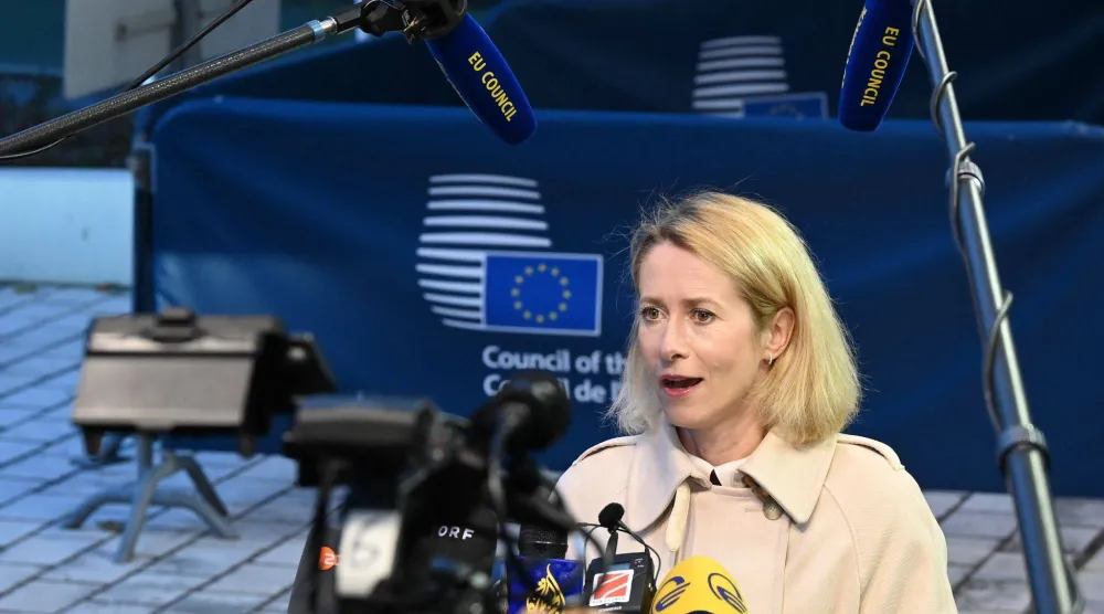 مسؤولة السياسة الخارجية والأمنية في الاتحاد الأوروبي ونائبة رئيسة المفوضية الأوروبية كايا كالاس تتحدث إلى الصحافيين خلال اجتماع لوزراء خارجية الاتحاد في لوكسمبورغ يوم 12 أكتوبر 2026 (د.ب.أ)