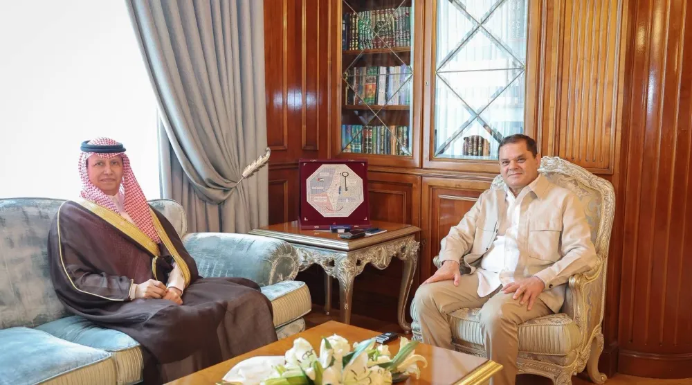 الدبيبة رئيس حكومة «الوحدة» الليبية مستقبلاً القائم بالأعمال في سفارة السعودية لدى ليبيا عبد الله بن دخيل الله السلمي 2 سبتمبر الماضي (مكتب الدبيبة)