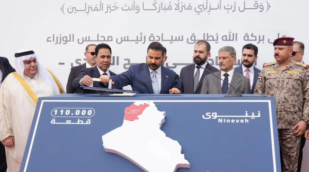 رئيس الوزراء خلال وضعه الحجر الأساس لـ«مبادرة وطن» في نينوى الاثنين (إعلام رئاسة الوزراء)