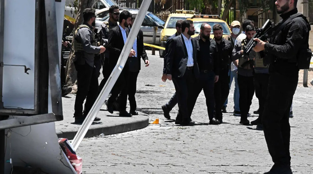وزير الداخلية السوري أنس خطاب يتفقد منطقة بالقرب من فندق فورسيزونز بعد انفجارين في دمشق بالقرب من الفندق الذي كان يقيم فيه الرئيس الفرنسي إيمانويل ماكرون (أ.ف.ب)