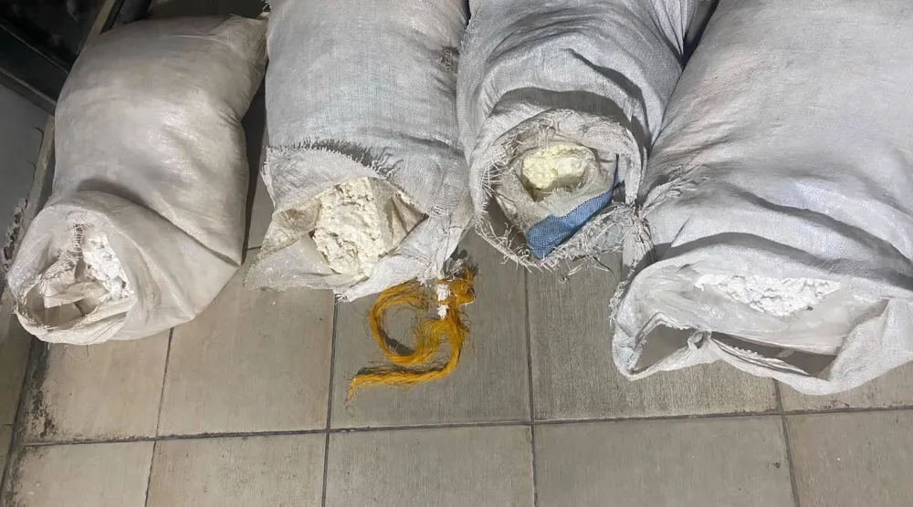 صورة من المواد المتفجرة التي ضبطها الجيش اللبناني (صفحة الجيش على «إكس»)