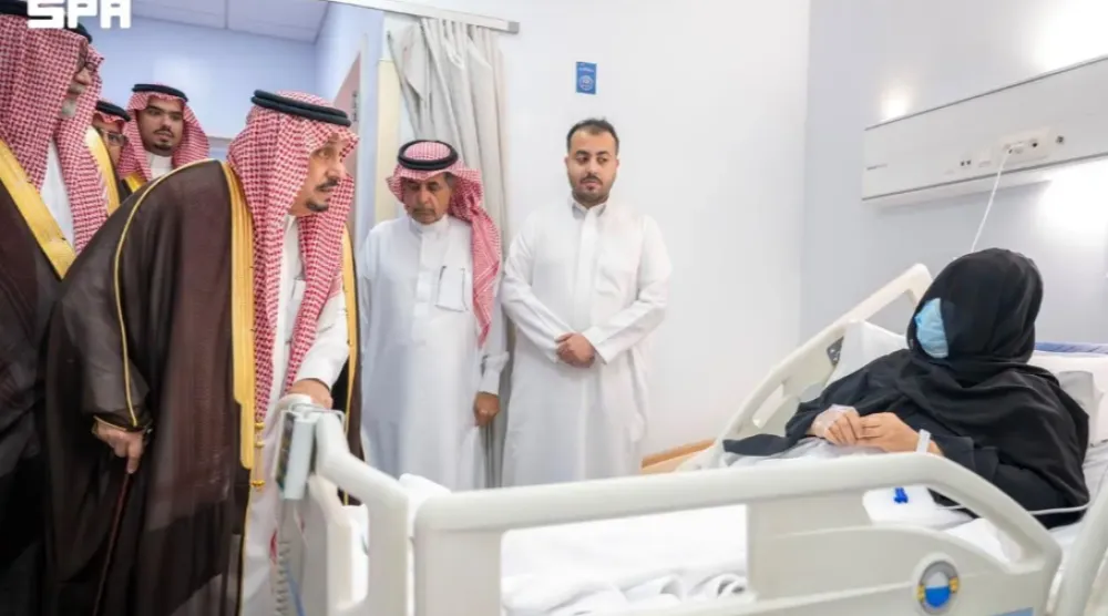 الأمير فيصل بن بندر بن عبد العزيز أمير منطقة الرياض يزور الاثنين عدداً من المدنيين المصابين جراء العدوان الحوثي (واس)