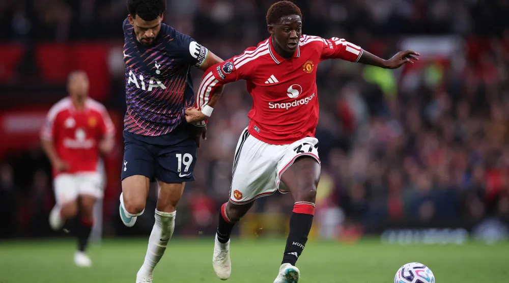 كوبي ماينو (يمين) قد يغيب عن مواجهة مان يونايتد وأتلتيكو مدريد (إ.ب.أ)