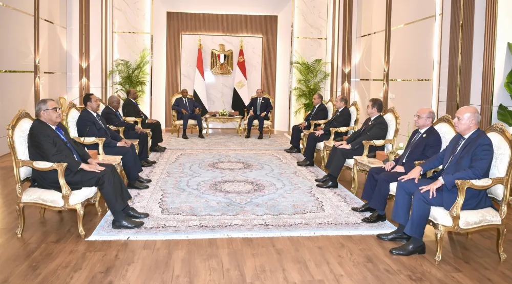 الرئيس المصري عبد الفتاح السيسي خلال لقائه رئيس مجلس السيادة السوداني في مدينة العلمين الجديدة (الرئاسة المصرية)