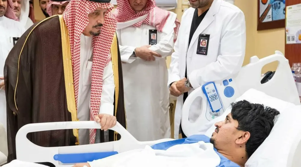 أمير منطقة الرياض خلال تفقده عدداً من المدنيين المصابين جراء الاعتداءات الحوثية الإرهابية (واس)