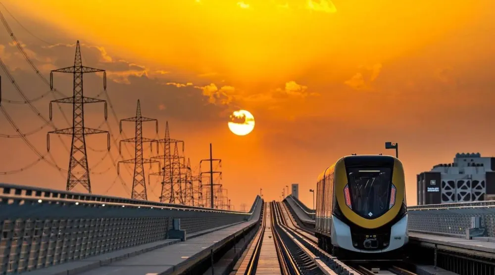 إحدى عربات قطار الرياض تجوب شوارع العاصمة السعودية (واس)