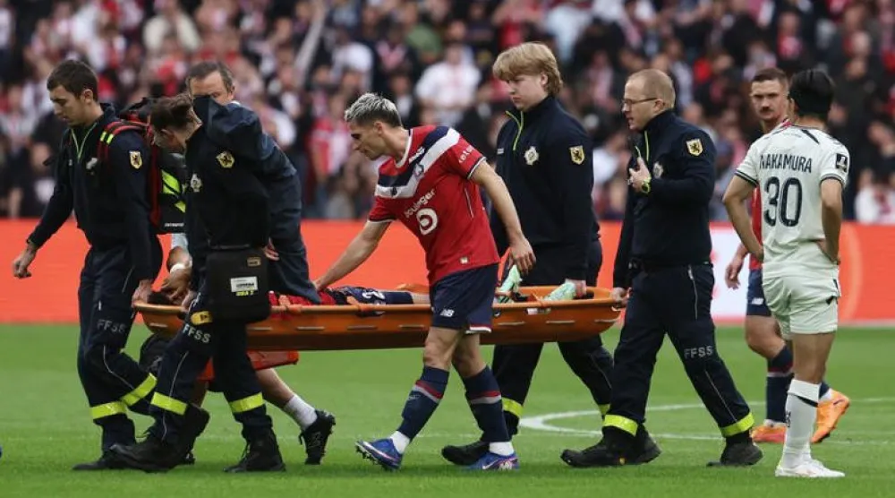 تياغو سانتوس لاعب ليل لدى نقله على محفة إلى خارج الملعب خلال مباراة فريقه أمام لوهافر يوم 10 أكتوبر 2026 (رويترز)