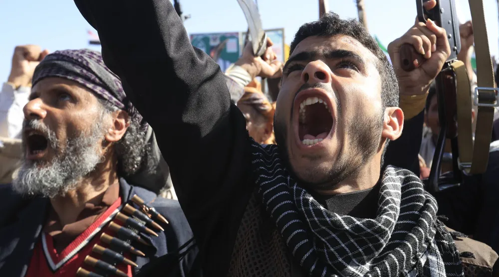 عنصر حوثي يردد الصرخة الخمينية خلال حشد في صنعاء دعا له زعيم الجماعة (إ.ب.أ)