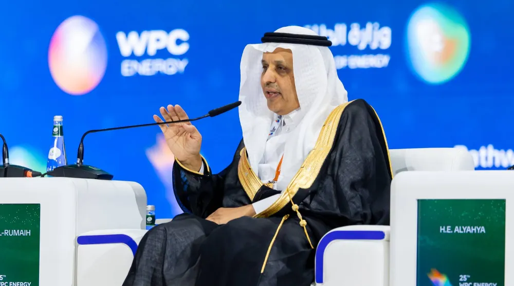 نائب وزير النقل والخدمات اللوجستية الدكتور رميح الرميح في أثناء حديثه بالجلسة (الشرق الأوسط)