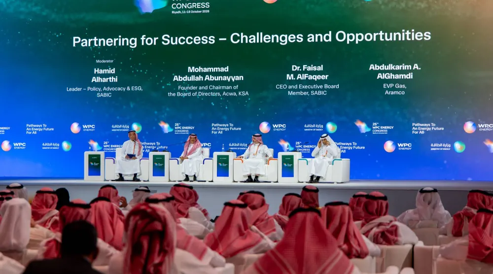 إحدى الجلسات الحوارية لتحديد التحديات والفرص في «مؤتمر البترول العالمي» بالرياض (الشرق الأوسط)