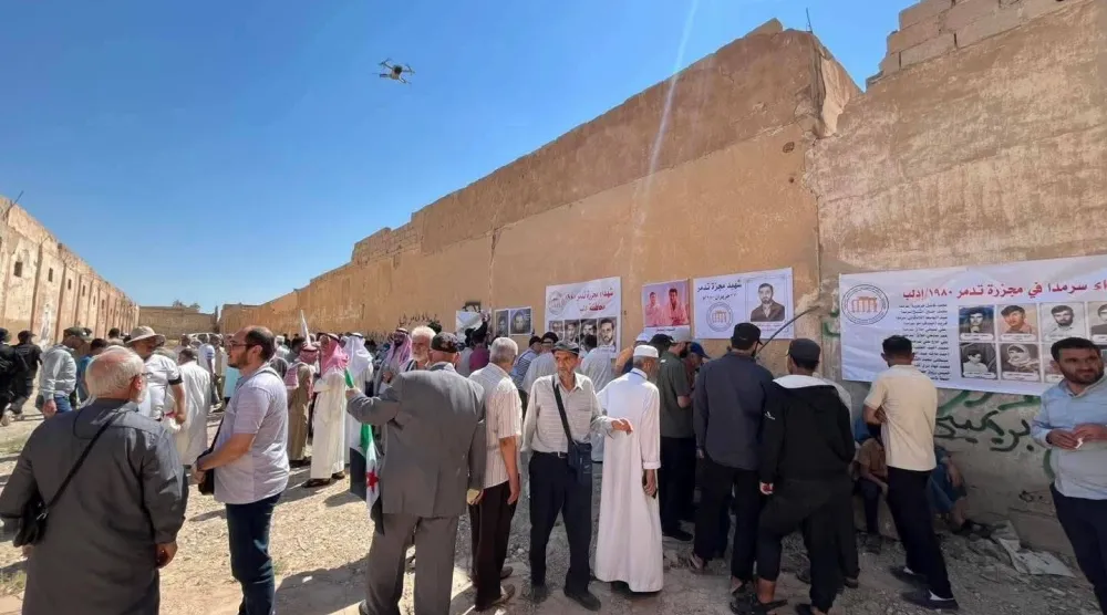 سجناء سابقون في سجن تدمر يحيون خلال يونيو 2026 ذكرى «مجزرة حماة» أمام مبنى السجن الذي شهد اعتقال وإعدام كثير من «إخوان سوريا» وأحزاب يسارية وقومية (متداولة - فيسبوك)