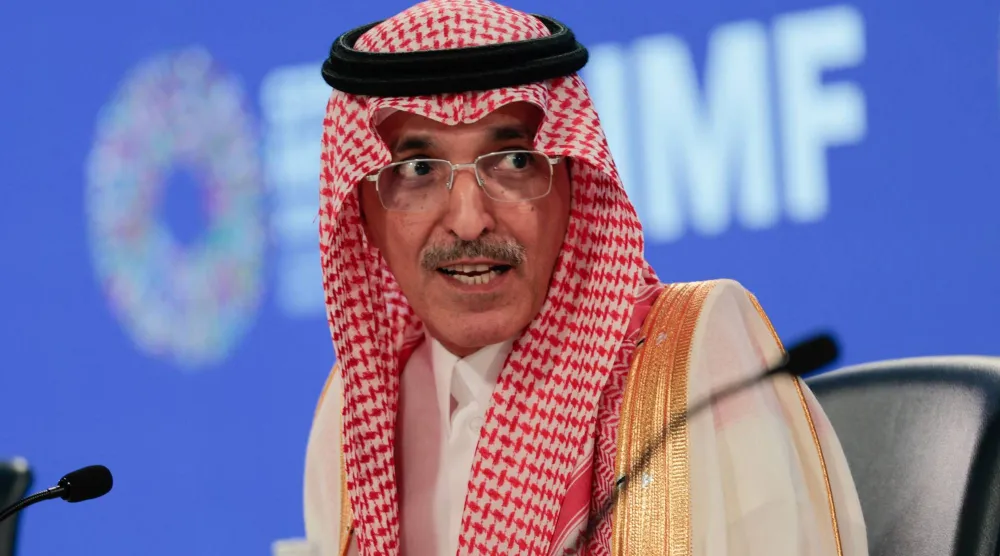 الجدعان متحدثاً في مؤتمر صحافي عقب اجتماع اللجنة الدولية للشؤون النقدية والمالية خلال اجتماعات الربيع أبريل 2026 (أ.ف.ب)