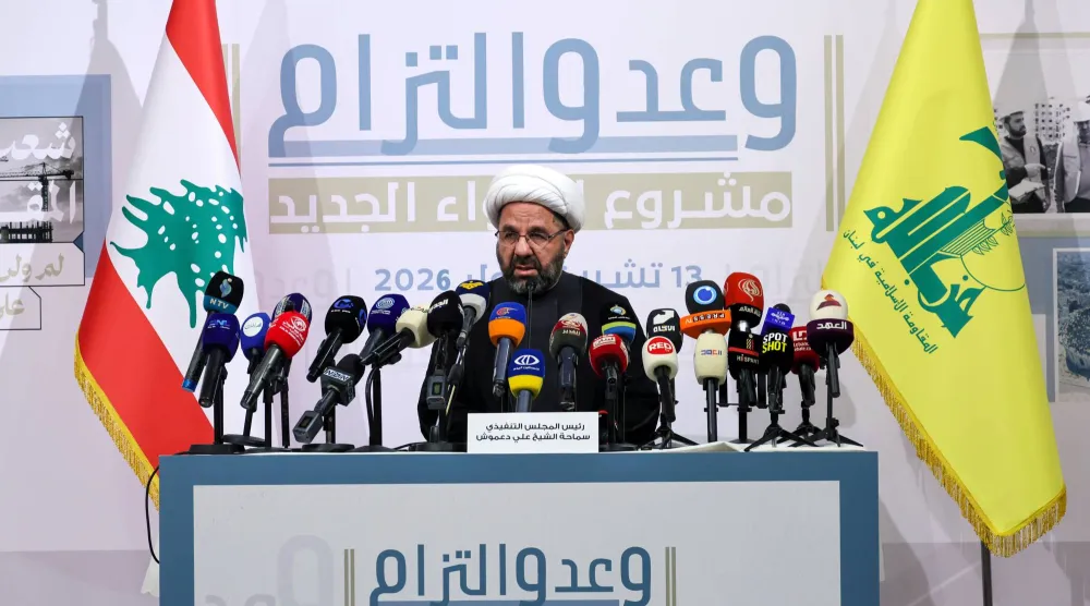 تحت عنوان «وعد والتزام» أعلن رئيس المجلس التنفيذي في «حزب الله» الشيخ علي دعموش عن برنامج مساعدة النازحين والمتضررين (إ.ب.أ)