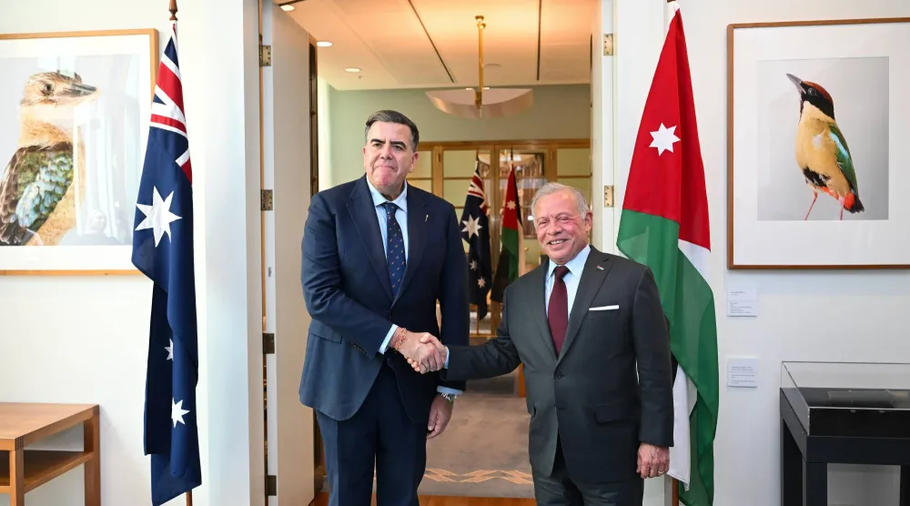 رئيس مجلس النواب الأسترالي ميلتون ديك يستقبل العاهل الأردني الملك عبد الله الثاني في مقر البرلمان بكانبيرا يوم 13 أكتوبر 2026 (إ.ب.أ)