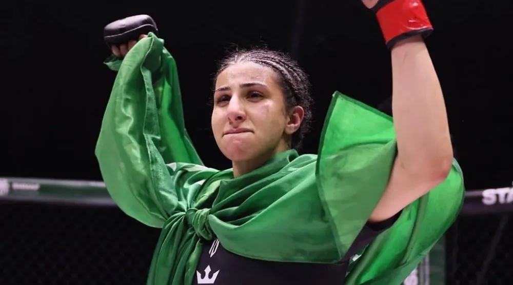 المقاتلة السعودية فاطمة العماري تحتفل بالفوز في ظهورها الأول ضمن منافسات دوري المقاتلين المحترفين (دوري المقاتلين المحترفين)
