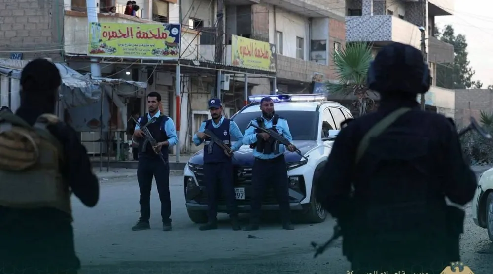  وحدات الأمن الداخلي في مدينة الحسكة تنتشر في شوارع المدينة الثلاثاء في إطار تنفيذ قرار منع حمل السلاح والتجول به وحظر إطلاق النار تحت أي ظرف (مديرية إعلام الحسكة)