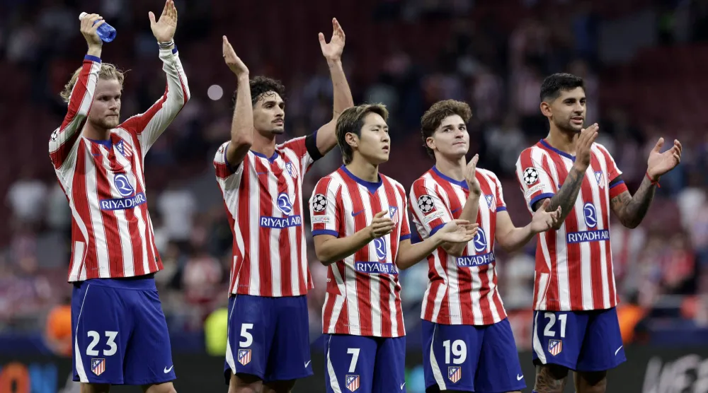 لاعبو أتليتكو مدريد يحيون جماهير ملعب «طيران الرياض متروبوليتانو» بعد الفوز على يونايتد (رويترز)