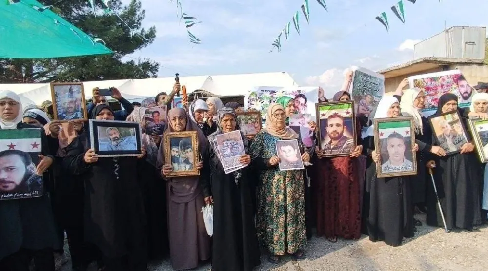 شاركت «الهيئة الوطنية للعدالة الانتقالية» في 5 أكتوبر في إحياء الذكرى الثانية عشرة لمجزرة قرية المتراس بريف طرطوس التي وقعت عام 2013 وراح ضحيتها أكثر من 100 شخص (الهيئة)