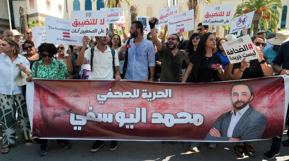 من مظاهرة سابقة نظمها صحافيون للمطالبة بإطلاق سراح الصحافي محمد اليوسفي (رويترز)