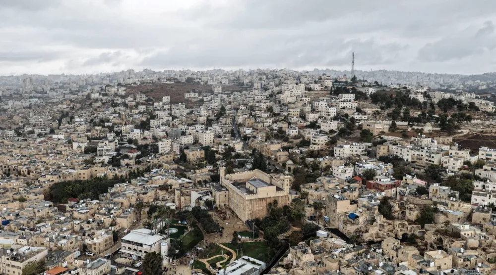 صورة جويّة للمسجد الإبراهيمي في الخليل بالضفة الغربية المحتلة (رويترز)