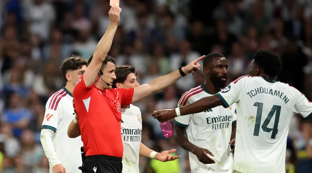 الحكم إيسيدرو دياز يشهر البطاقة الحمراء في وجه فينيسيوس جونيور خلال مواجهة ريال مدريد وفياريال (رويترز)
