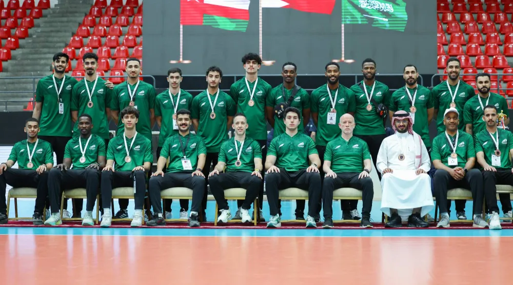 لاعبو المنتخب السعودي للكرة الطائرة لحظة تتويجهم بالبرونزية (الشرق الأوسط)