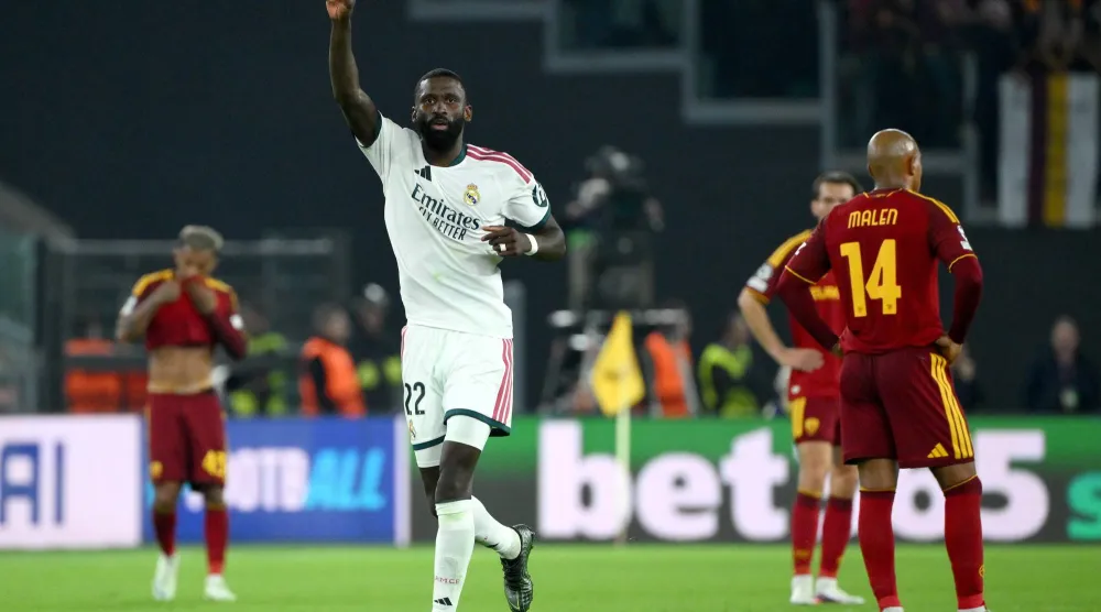 أنطونيو روديغر يحتفل بتسجيل هدف الفوز الرابع لريال مدريد أمام روما في دوري أبطال أوروبا (إ.ب.أ)