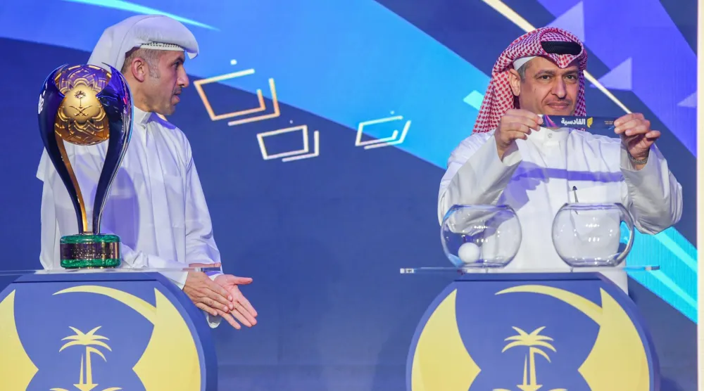 علي مروي وبشار عبدالله خلال مراسم إجراء القرعة (وكالة أنباء الكويت)