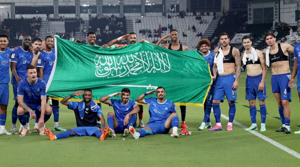 لاعبو الهلال يحتفلون برفع العلم السعودي بعد نهاية المباراة (تصوير: مشعل القدير)