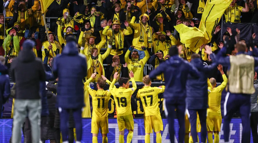 لاعبو بودو غليمت يحتفلون مع جماهيرهم عقب الفوز على بوروسيا دورتموند (إ.ب.أ)