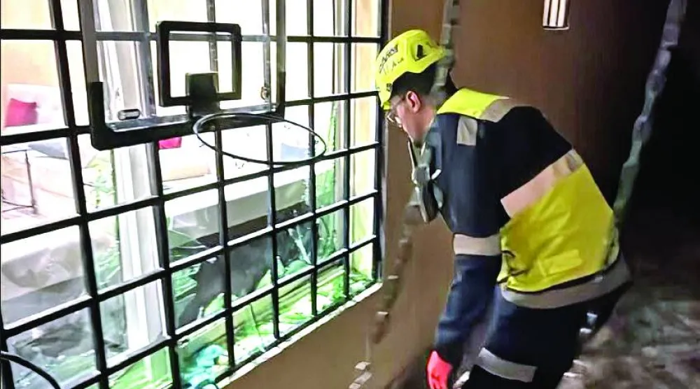 
جانب من الأضرار التي لحقت بمنزل في الرياض نتيجة سقوط شظايا اعتراض صاروخ باليستي (واس)