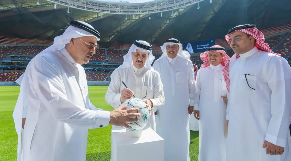 الأمير سعود بن نايف يوقِّع على الكرة خلال زيارته للملعب (واس)