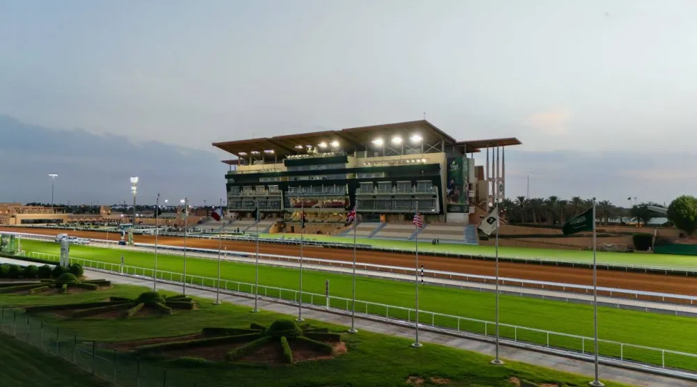 يمتد موسم سباقات الخيل في الرياض على مدى ستة أشهر متواصلة بواقع 24 أسبوعاً (نادي سباقات الخيل)