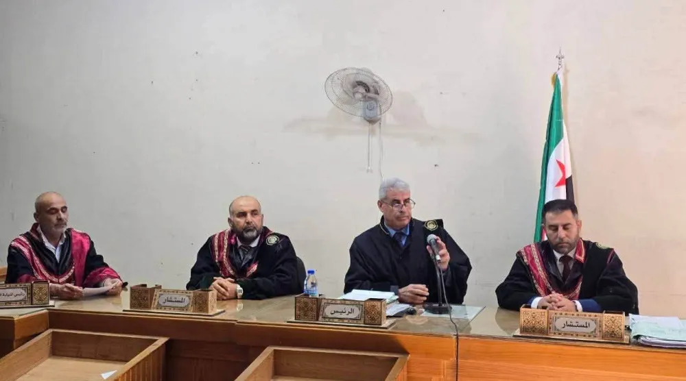 فريق قضاة الجلسة المخصصة للنطق بالأحكام بحق مجموعة من المتهمين بارتكاب انتهاكات في الساحل السوري وذلك في مقر القصر العدلي بحلب الخميس  (وزارة العدل)