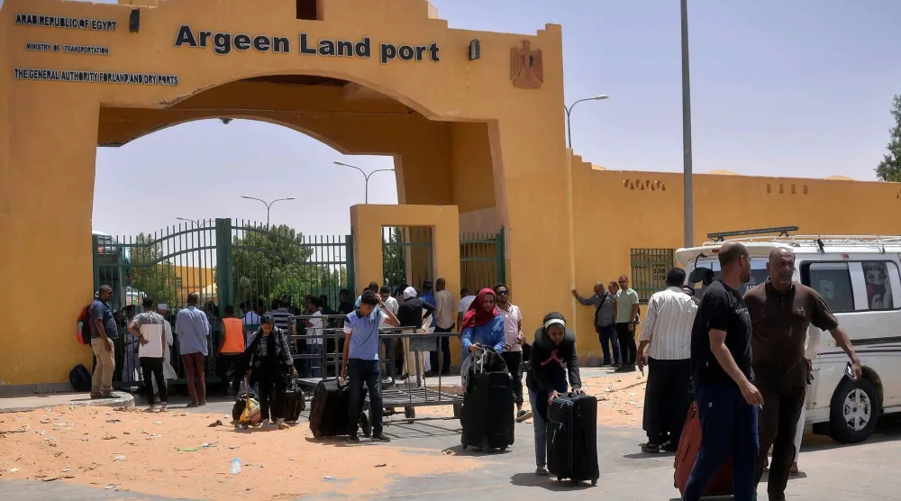 معبر أرقين البري الرابط بين مصر والسودان (أ.ف.ب)