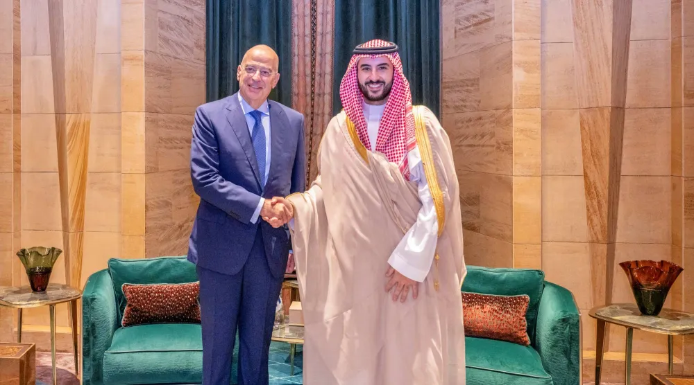وزير الدفاع السعودي الأمير خالد بن سلمان مستقبلاً نظيره اليوناني نيكوس ديندياس في الرياض الخميس (واس)