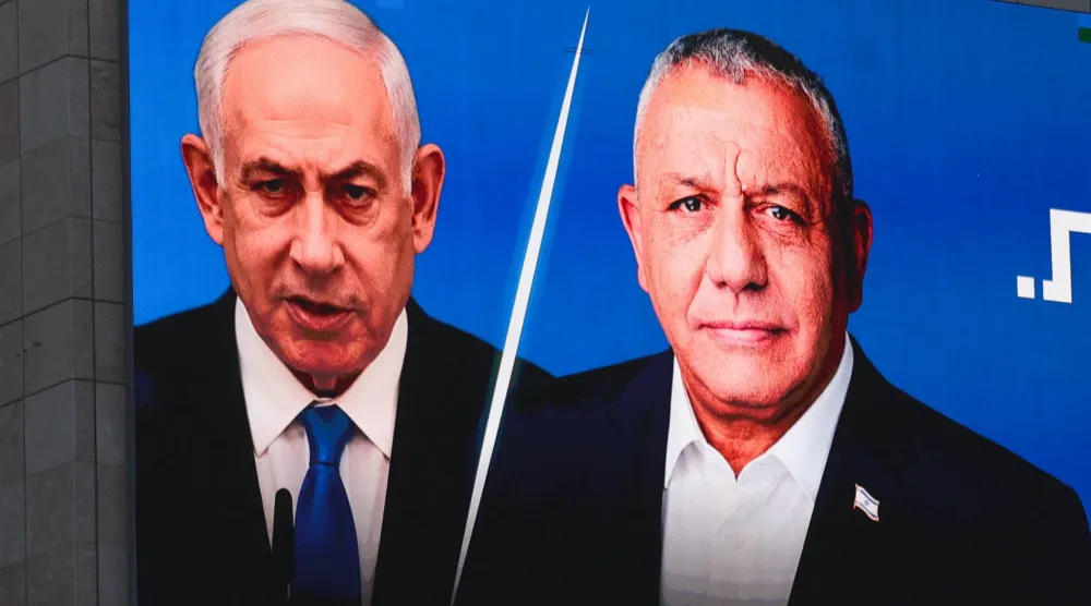 ملصق انتخابي يظهر فيه غادي آيزنكوت رئيس الأركان الإسرائيلي السابق ورئيس حزب «يشار» (المستقيم) ومنافسه رئيس الوزراء الحالي بنيامين نتنياهو (إ.ب.أ)