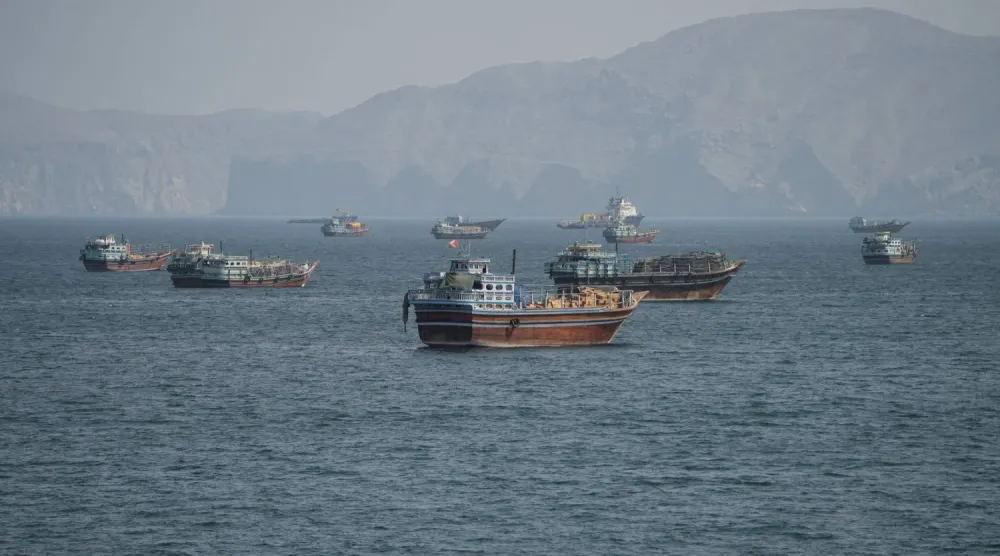 Hürmüz Boğazı’nda demirlemiş gemiler. Reuters)