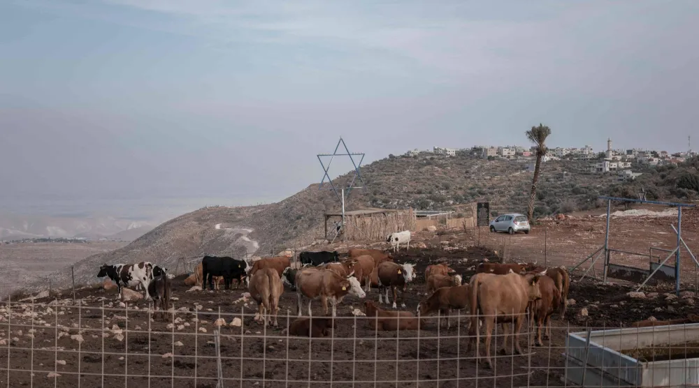 مزرعة يديرها مستوطنون إسرائيليون بالقرب من قرية دوما الفلسطينية في الضفة الغربية (أ.ف.ب)